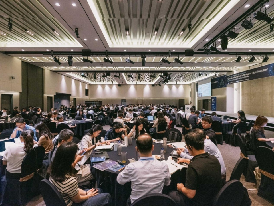 我会一批成员出席在韩国首尔举行的第十九届社会